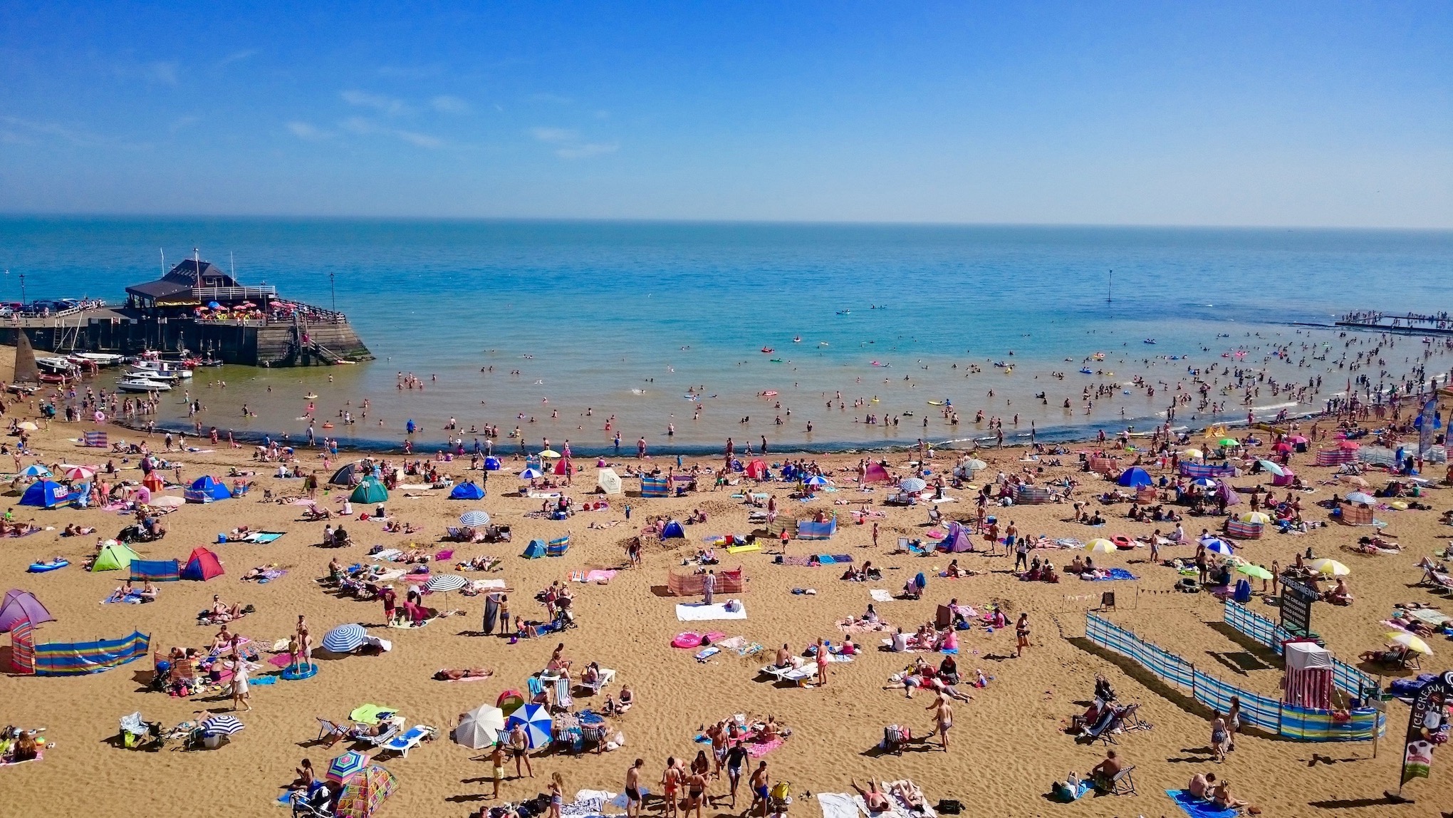 The sandy beach of Viking Bay