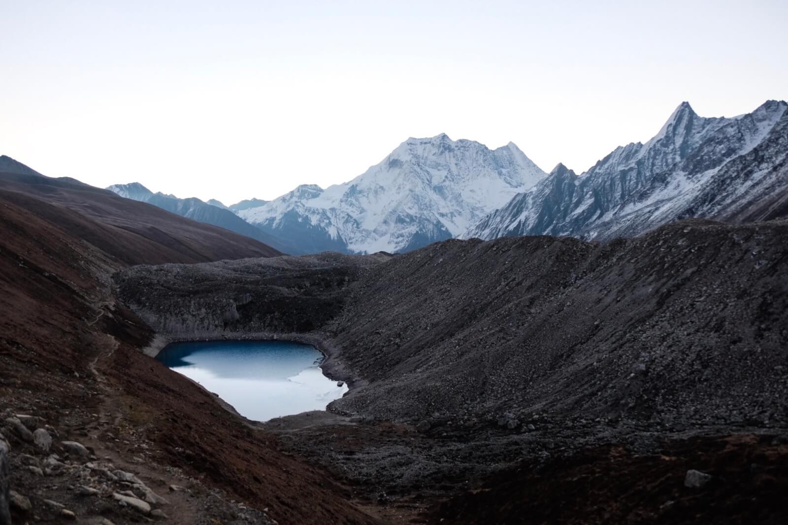 The Himalaya mountains with a lake in front 