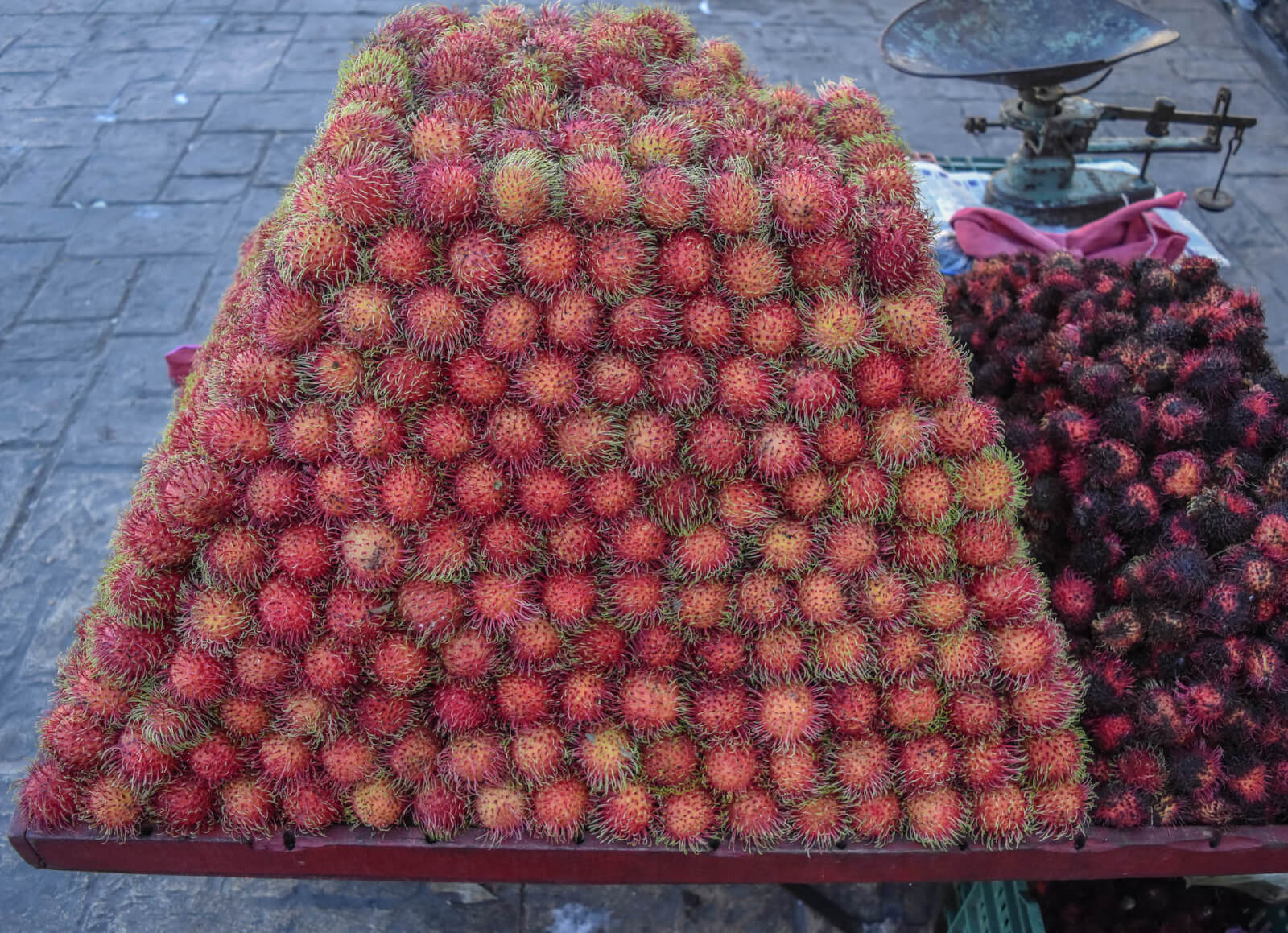 A huge pyramid of lychees